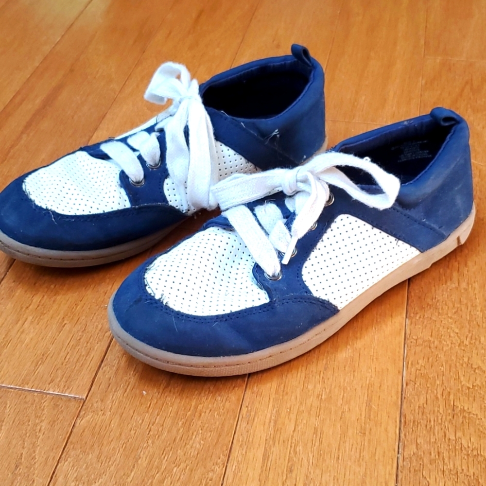 Crazy 8 Navy & White Casual Sneaker